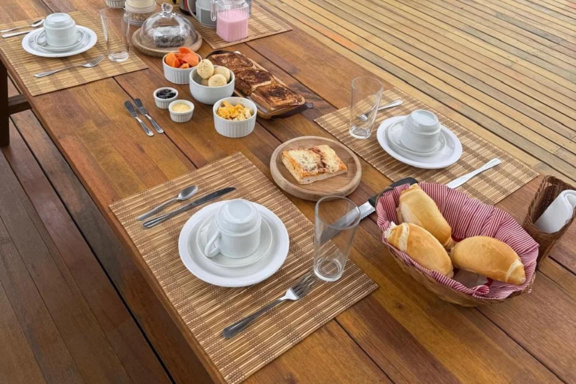 Mesa de café da manhã servida