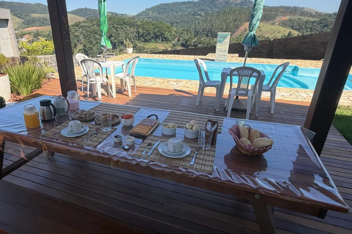 Café da manhã com vista da serra