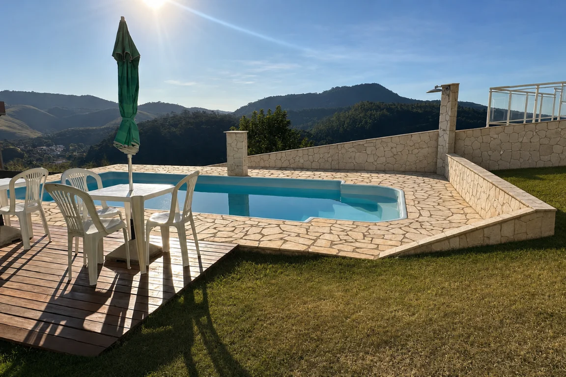 Piscina da pousada com vista para a serra